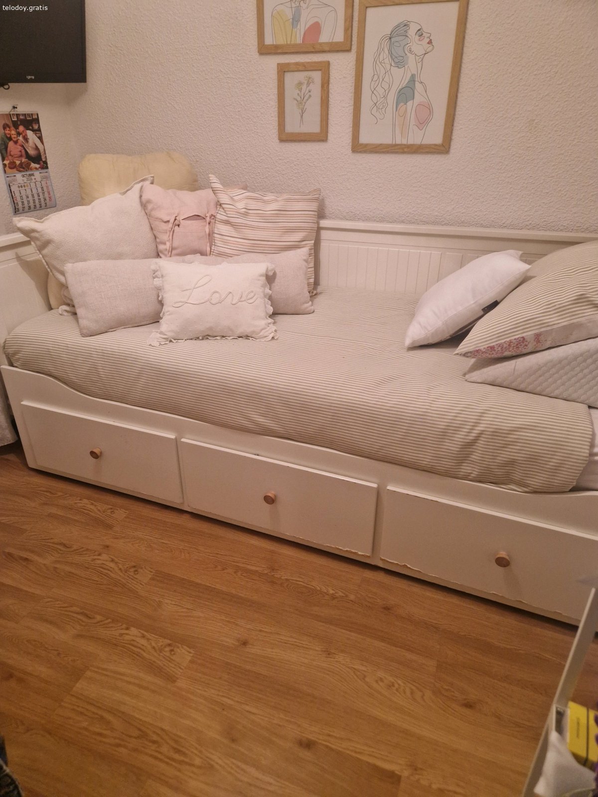 Cama divan  hemnes. Cama divan de henmes del Ikea. Convertible en cama de matrimonio.  Defectos es los bajos de lo cajones. Sin colchon