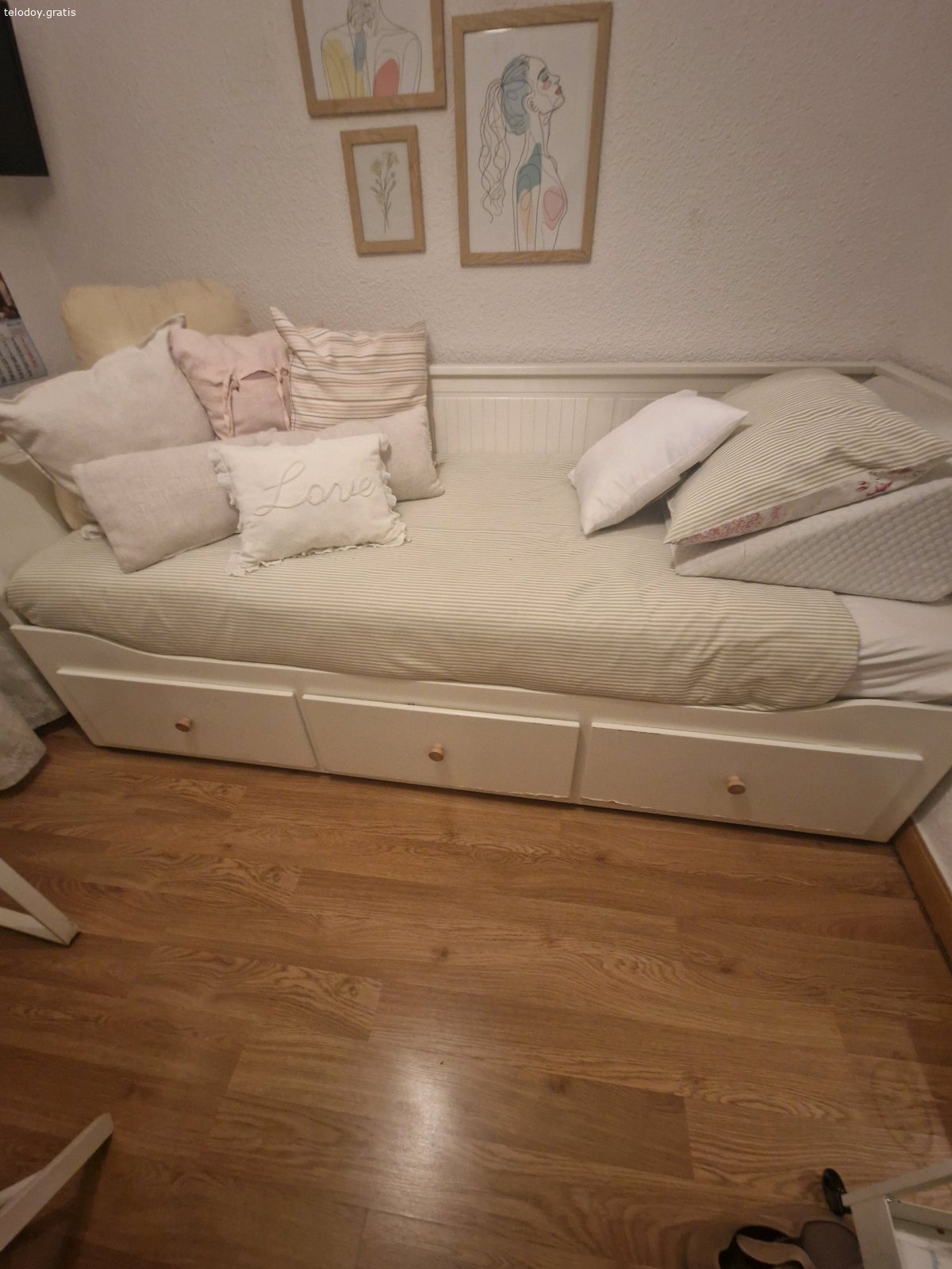 Cama divan  hemnes. Cama divan de henmes del Ikea. Convertible en cama de matrimonio.  Defectos es los bajos de lo cajones. Sin colchon