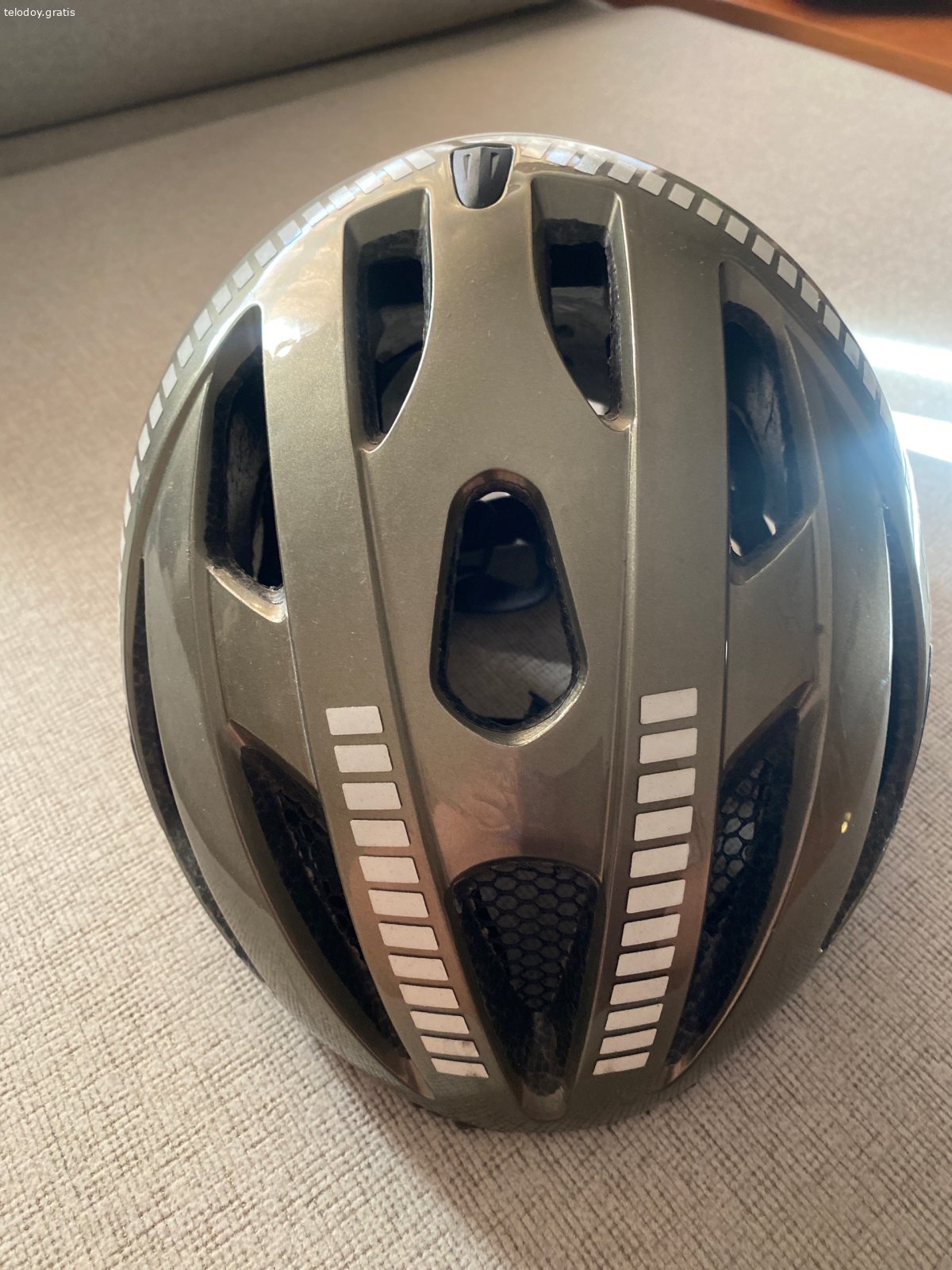 Casco ciclismo. Casco de ciclismo con luz posterior (cambiar pila) con muy poco uso.