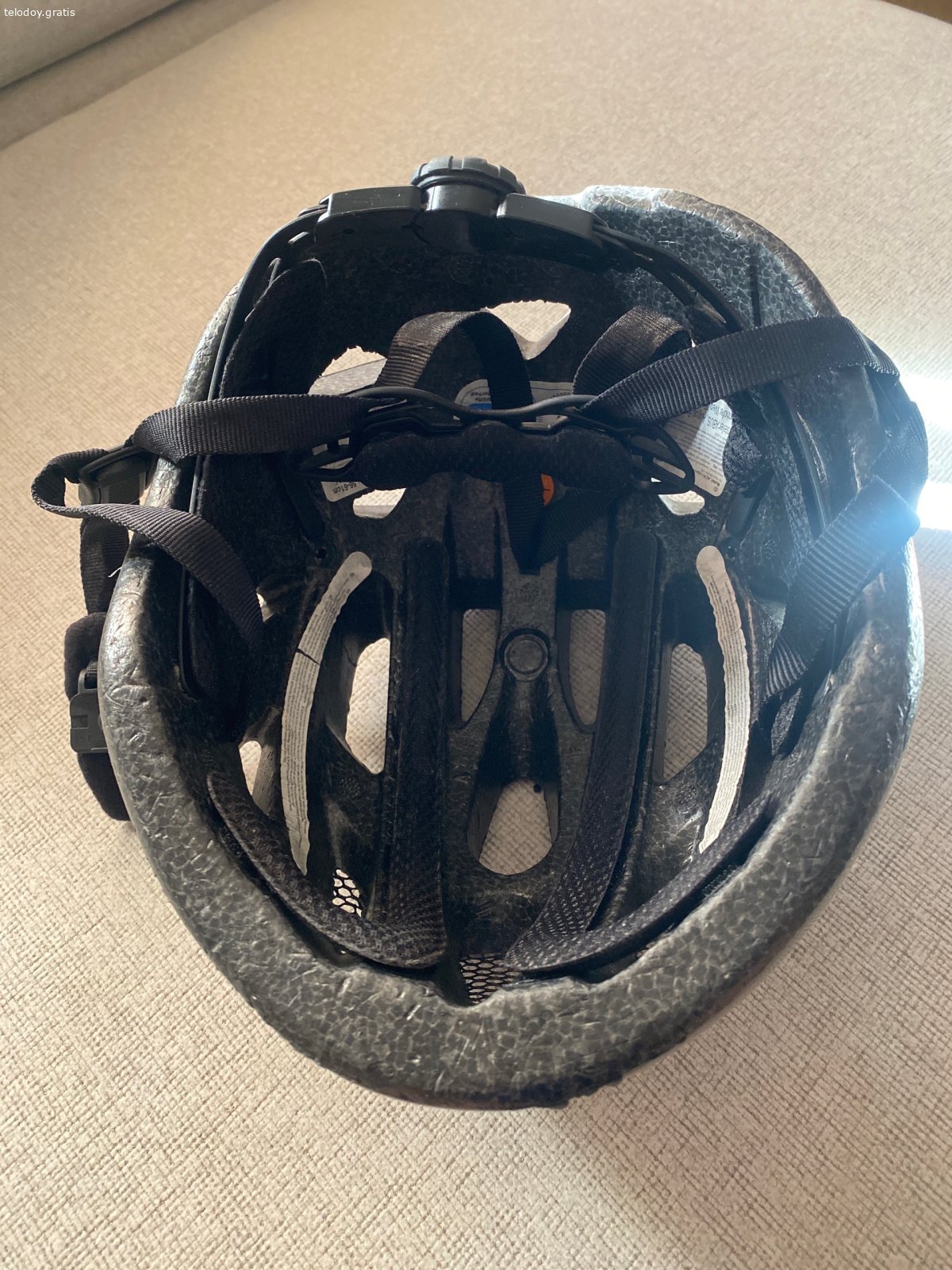 Casco ciclismo. Casco de ciclismo con luz posterior (cambiar pila) con muy poco uso.