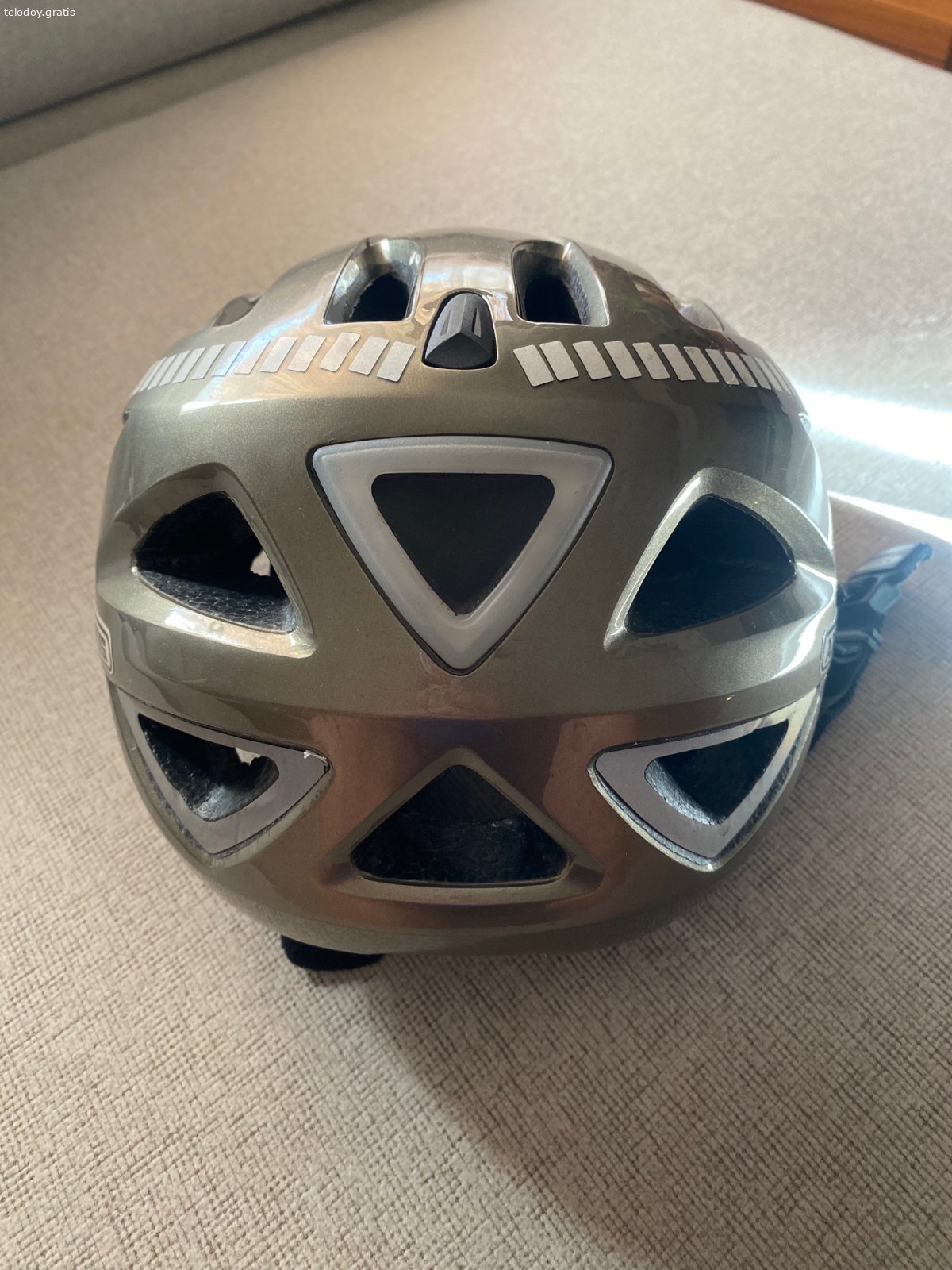 Casco ciclismo. Casco de ciclismo con luz posterior (cambiar pila) con muy poco uso.
