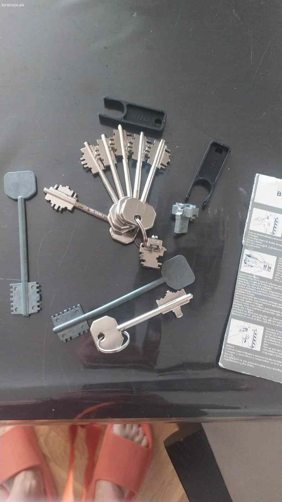 Cerradura de Borjas Kiuso. Regalo cerradura de Borjas para puerta acorazada marca Kiuso por ser de tecnología obsoleta, con seis llaves y combinación de repuesto con otras seis llaves