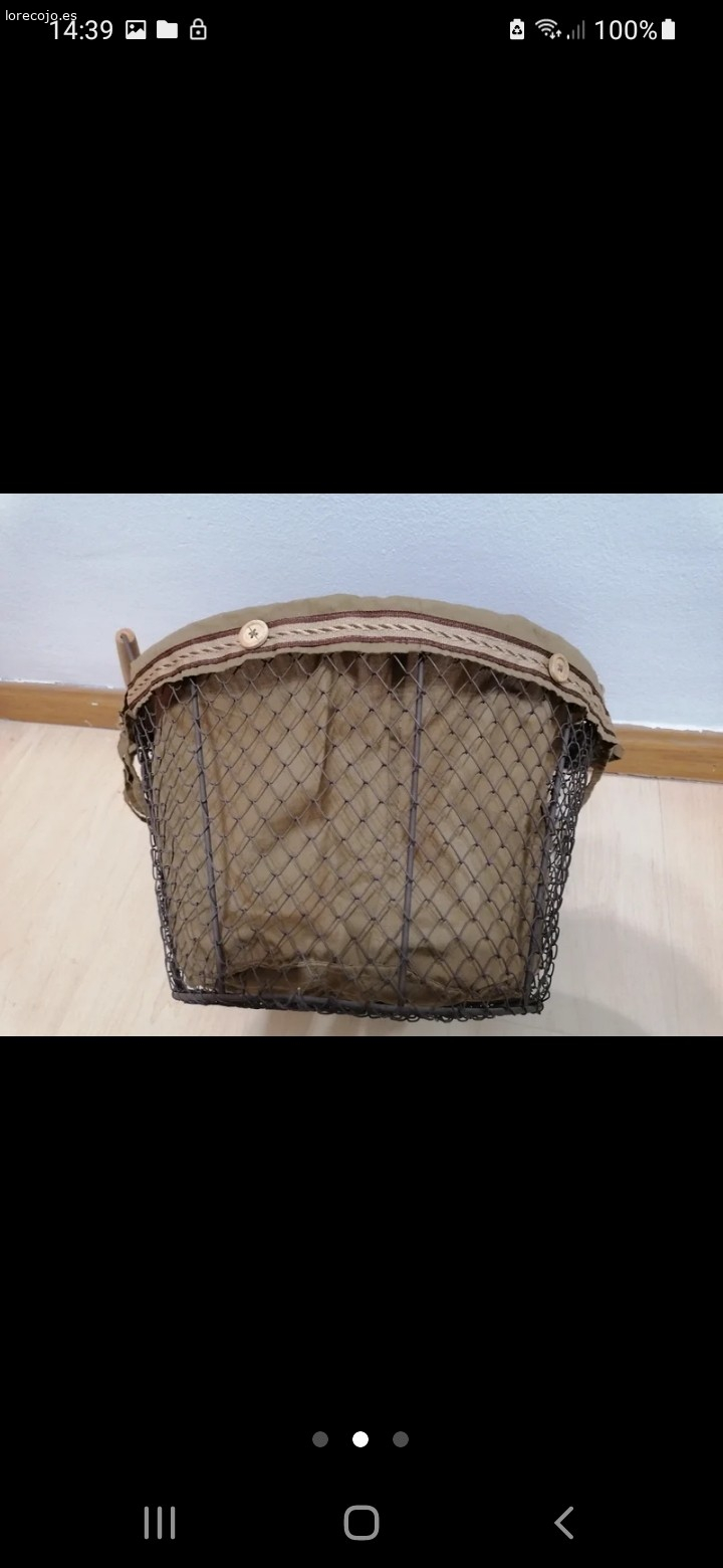 Cesta metal. Cesto de metal en color verde con asas de madera y forro de tela.
Útil como toallero o para lo que se te ocurra