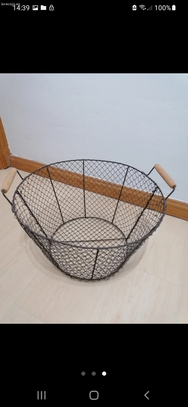 Cesta metal. Cesto de metal en color verde con asas de madera y forro de tela.
Útil como toallero o para lo que se te ocurra