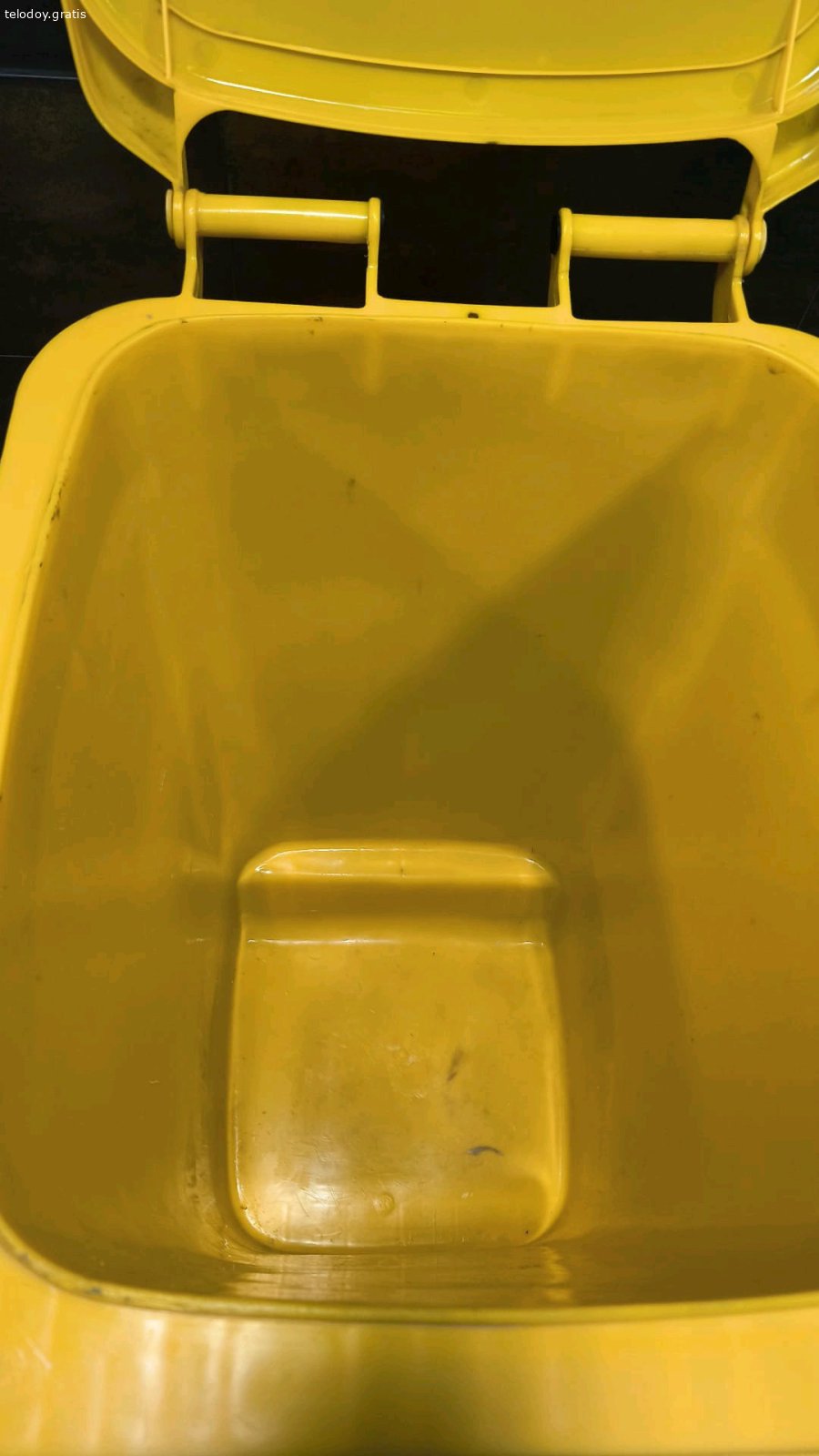 Cubo 120 litros. Cubo jardín 120 litros con ruedas