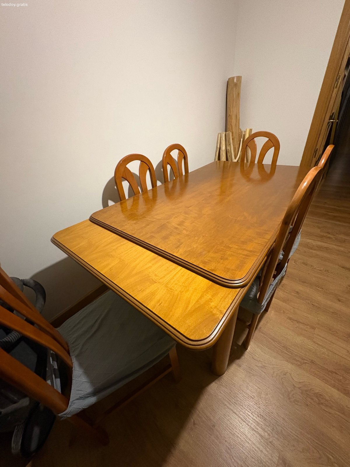 Mesa comedor + 6 sillas. Regalo mesa de comedor de madera extensible de 1,20 de ancho con 6 sillas con funda gris.
Zona de Vallecas (Madrid)