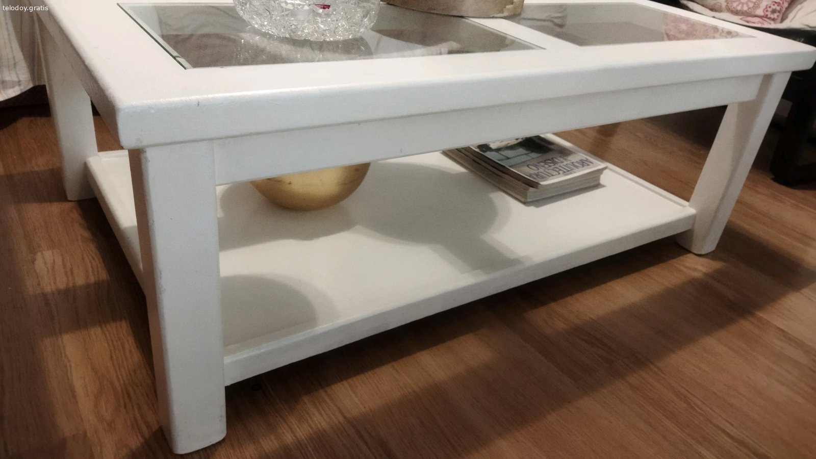 mesa maciza. en perfectas condiciones se regala
