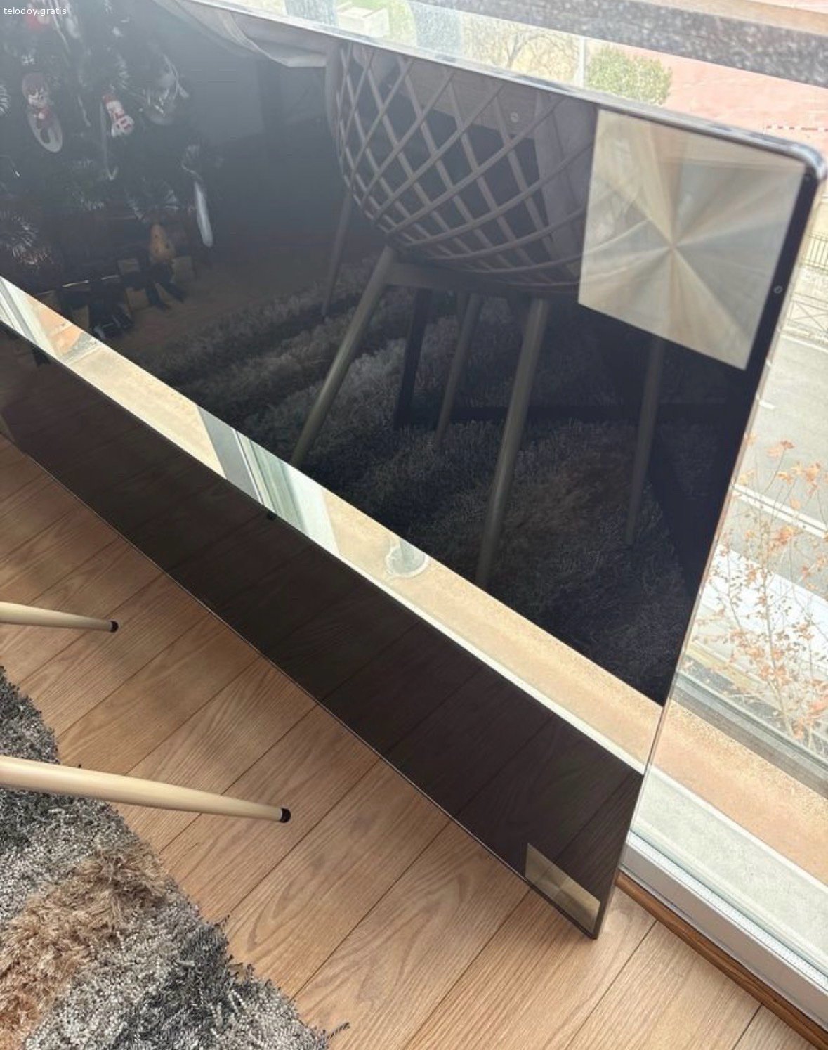 Mesa. Mesa ,solo el cristal de la mesa .