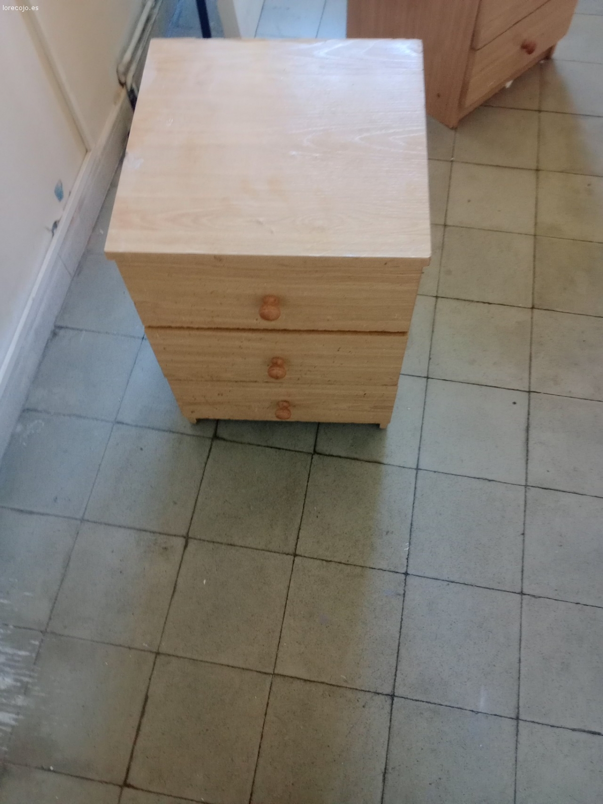 regalo 2 mesitas de noche. regalo 2 mesitas de noche por falta de uso marrones de 3 cajones