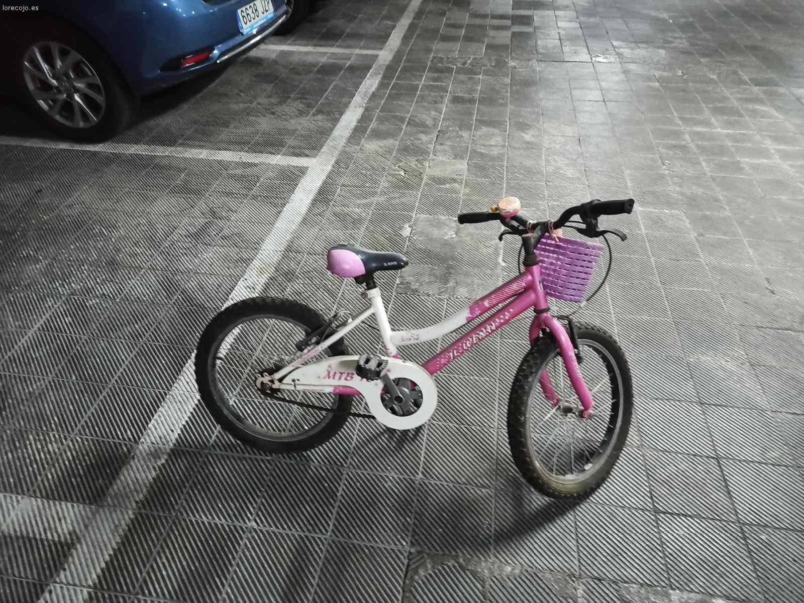 Regalo bici de niña Rosa, con cesta.. Bici de niña Rosa con cesta. Hay  que limpiarla por estar en garaje.