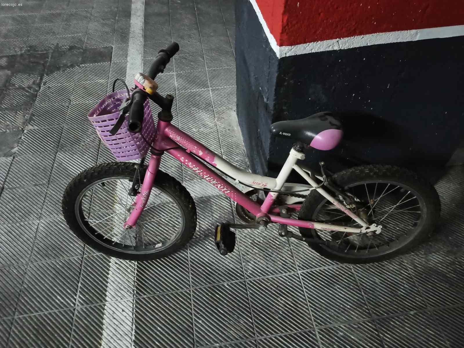 Regalo bici de niña Rosa, con cesta.. Bici de niña Rosa con cesta. Hay  que limpiarla por estar en garaje.