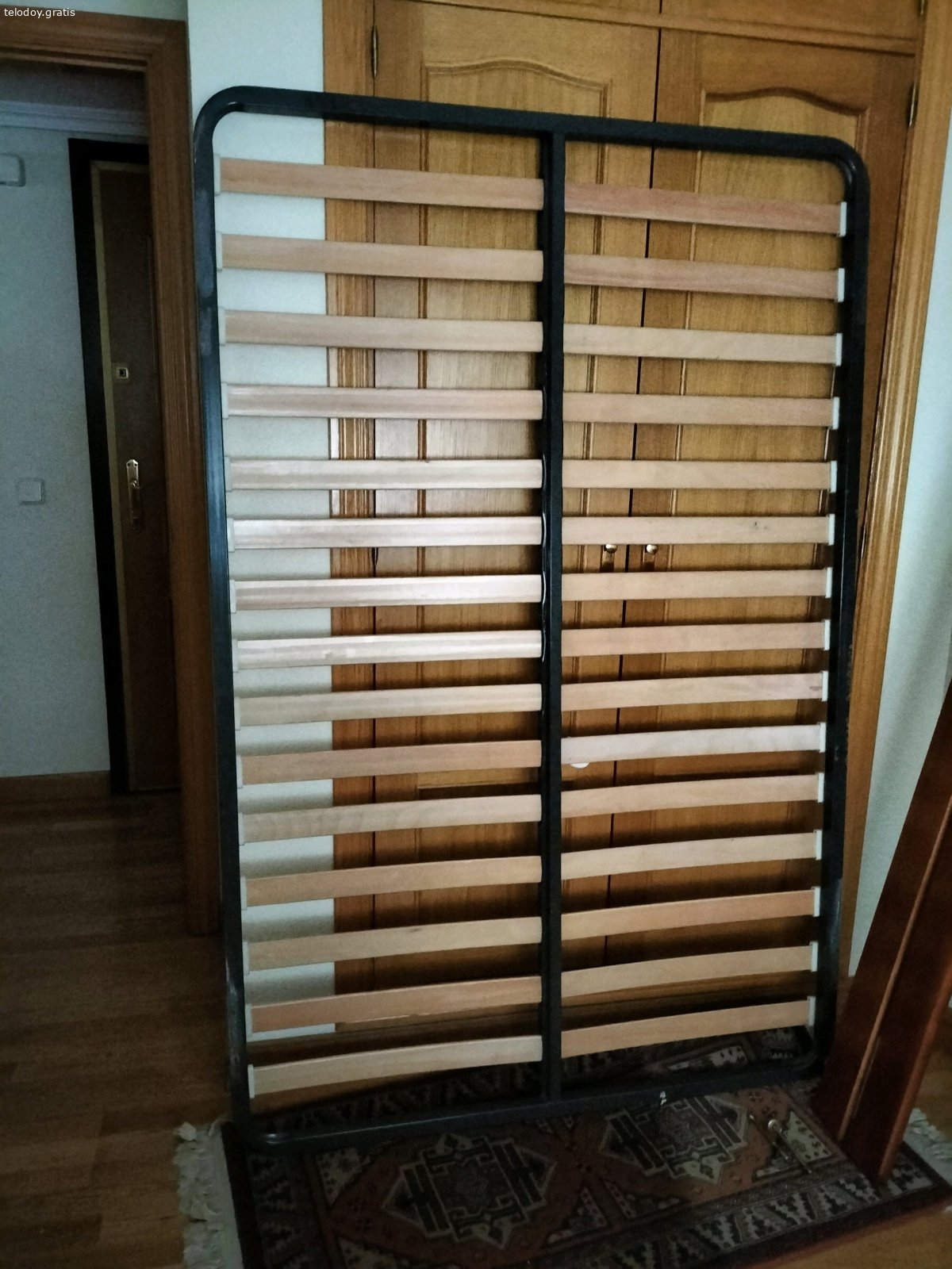 Regalo cama. Cama de madera con cabecero, piecero y somier de láminas de madera, en muy buen estado. También incluye los largueros y tornillos para el montaje. Medidas: 1,20 metros de ancho por 1,80 metros de largo.