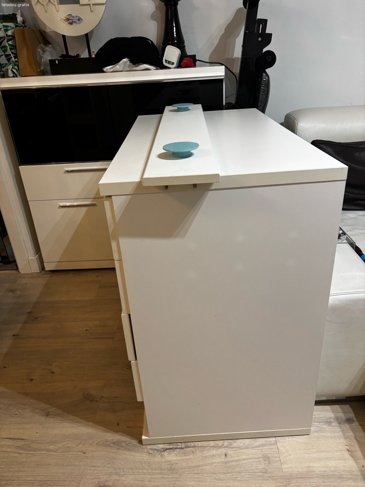 Regalo cómoda infantil blanca. Regalo cómoda infantil blanca. Tiene 4 cajones amplios. El último se estropeó. Se puede pegar el frontal o utilizar la parte de abajo de almacenaje como lo tenía yo.