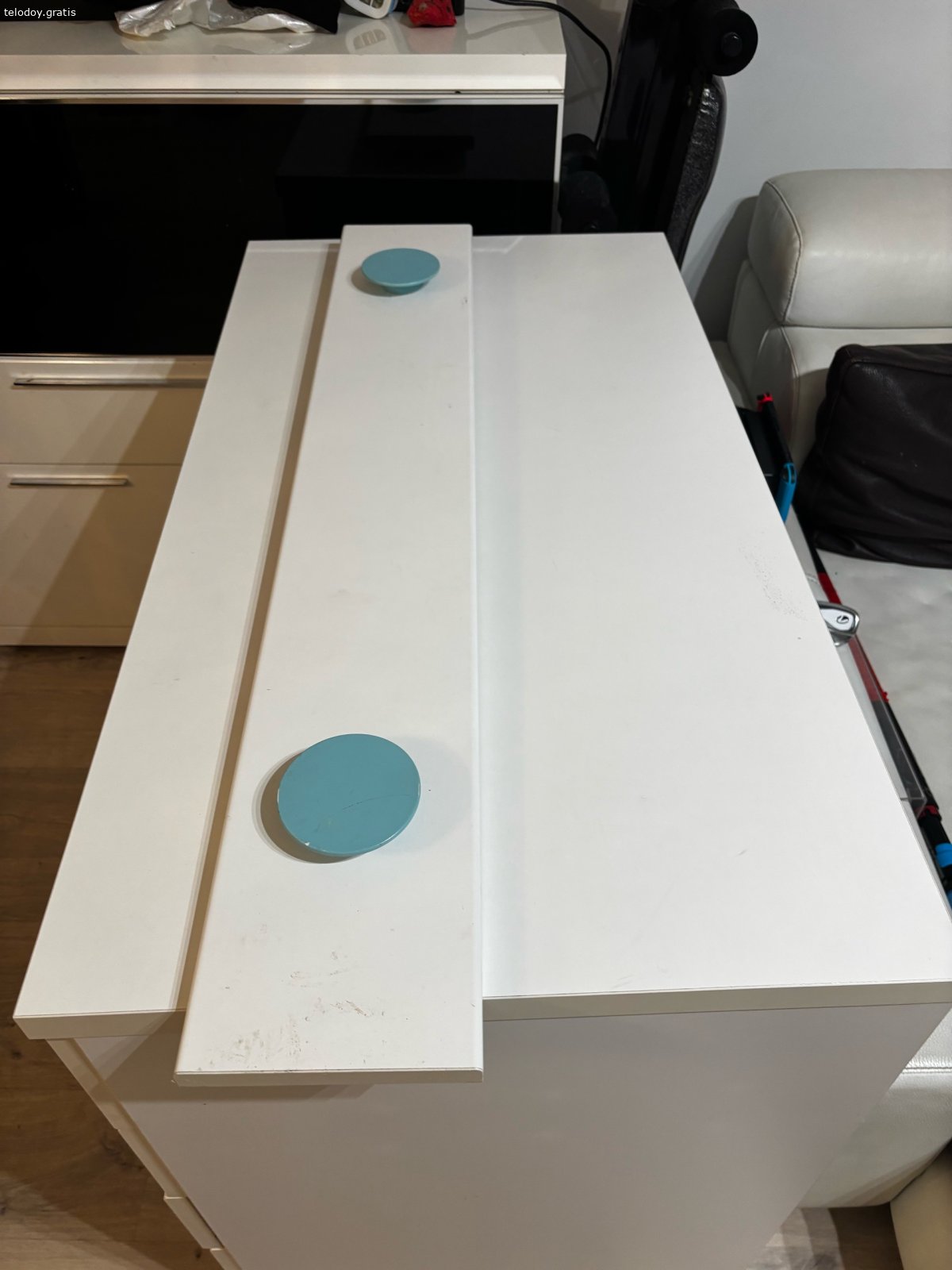 Regalo cómoda infantil blanca. Regalo cómoda infantil blanca. Tiene 4 cajones amplios. El último se estropeó. Se puede pegar el frontal o utilizar la parte de abajo de almacenaje como lo tenía yo.