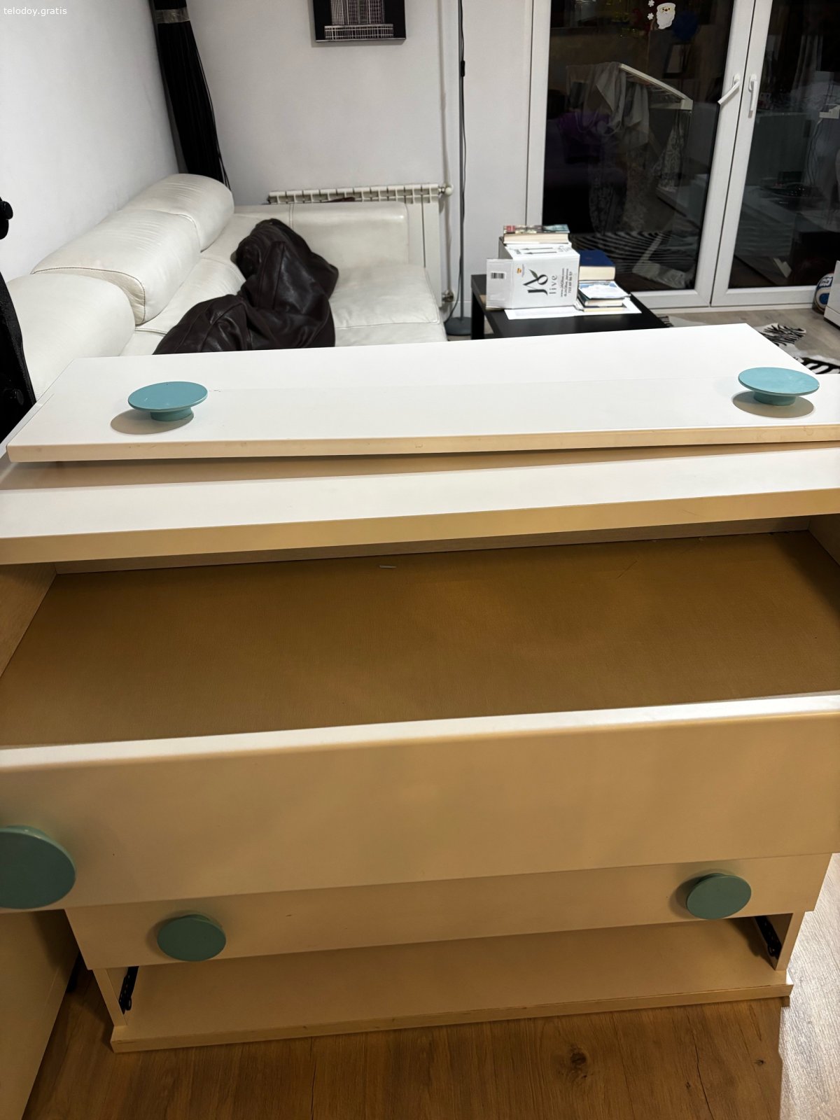 Regalo cómoda infantil blanca. Regalo cómoda infantil blanca. Tiene 4 cajones amplios. El último se estropeó. Se puede pegar el frontal o utilizar la parte de abajo de almacenaje como lo tenía yo.
