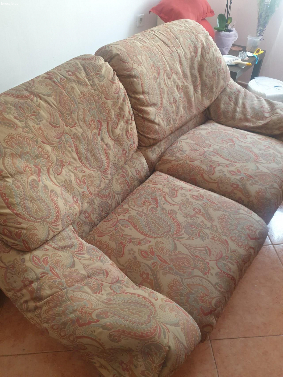regalo sofa 2 plazas. regalo sofa en buenas condiciones,  hay que bajarlo de un 4° piso
