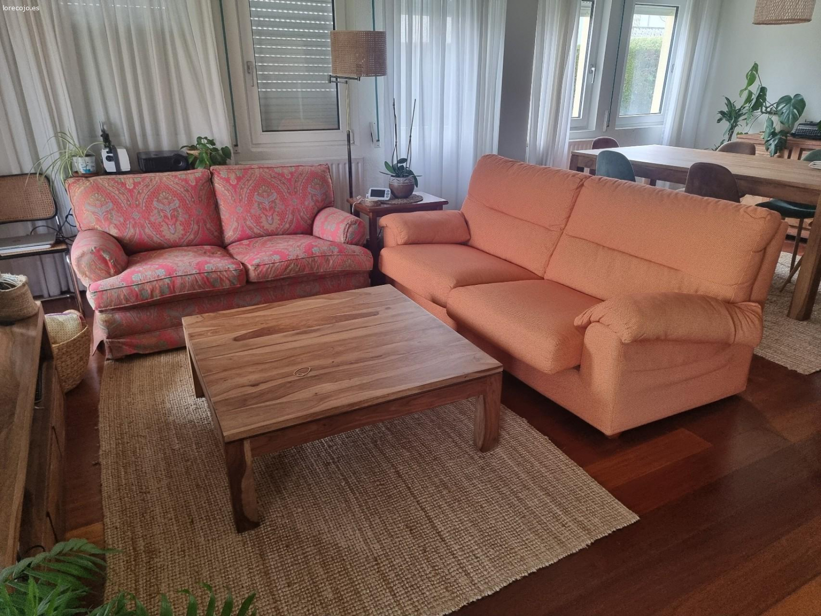 sofas regalados sin fundas. dos sofas. si quieres solo uno el otro lo tienes que llevar al punto limpio
