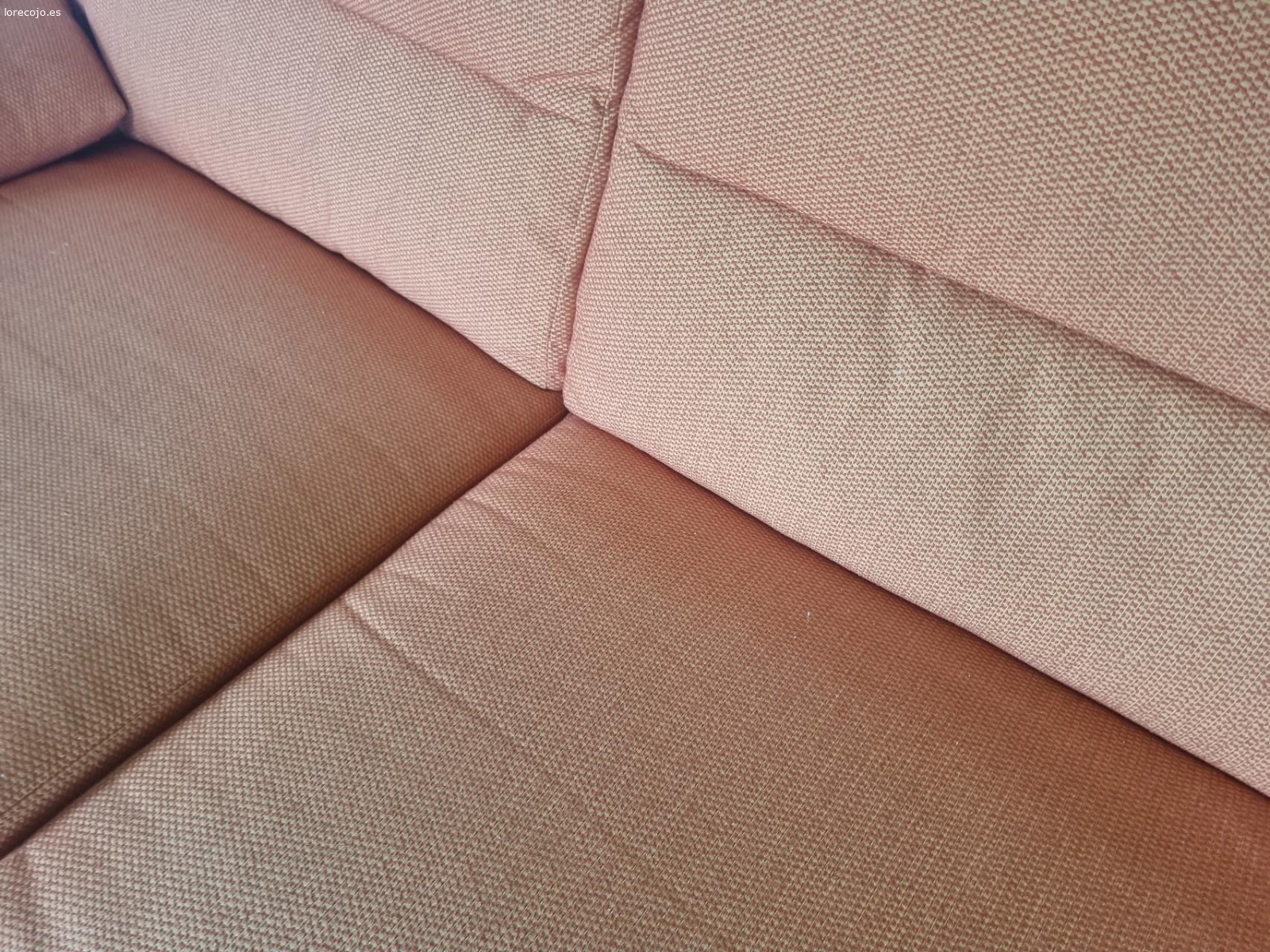 sofas regalados sin fundas. dos sofas. si quieres solo uno el otro lo tienes que llevar al punto limpio