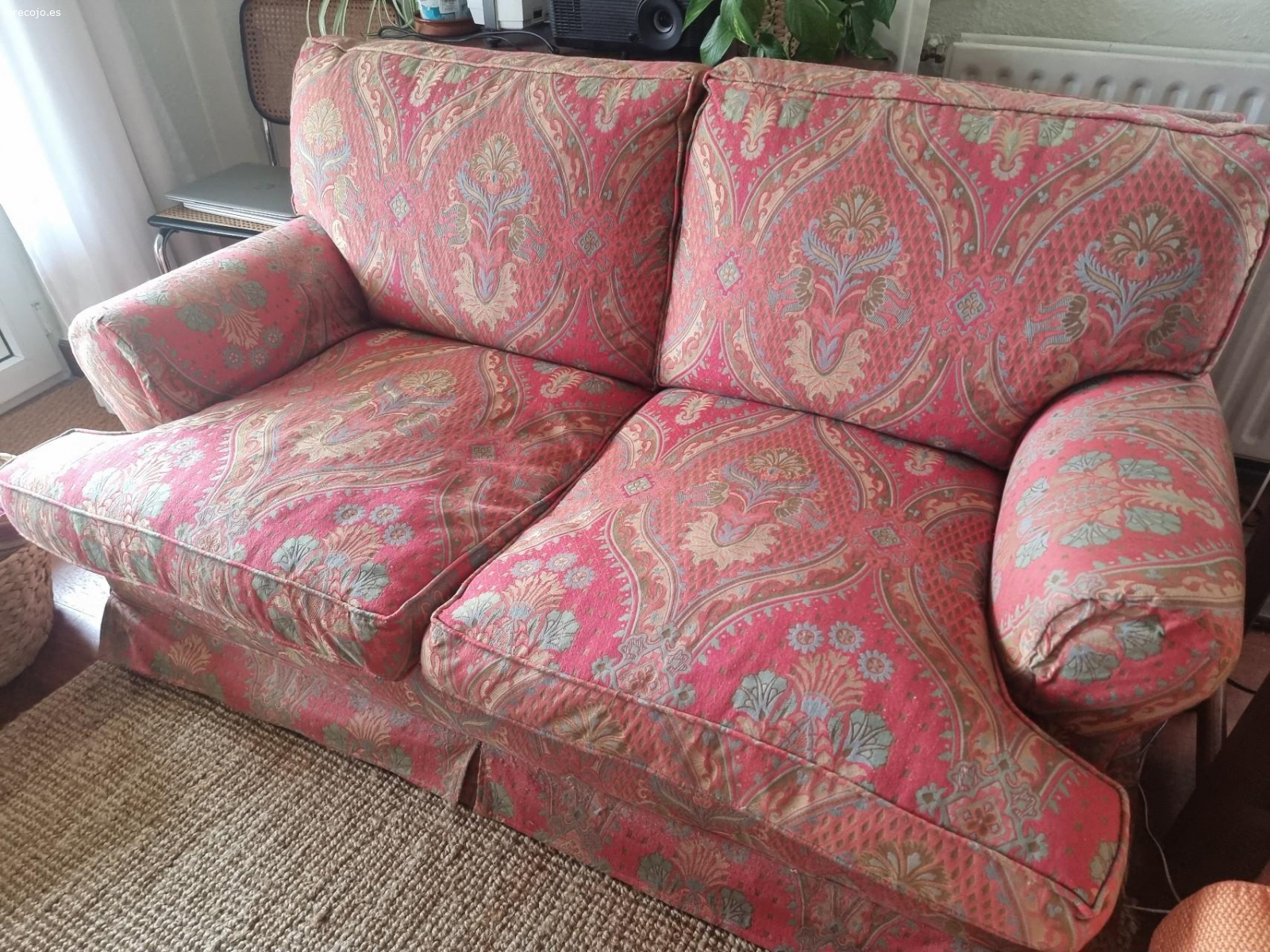 sofas regalados sin fundas. dos sofas. si quieres solo uno el otro lo tienes que llevar al punto limpio