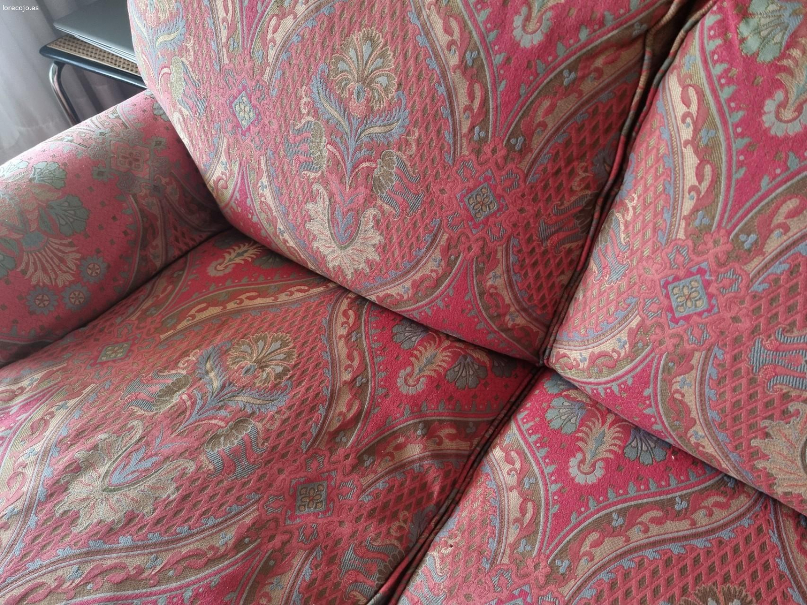 sofas regalados sin fundas. dos sofas. si quieres solo uno el otro lo tienes que llevar al punto limpio